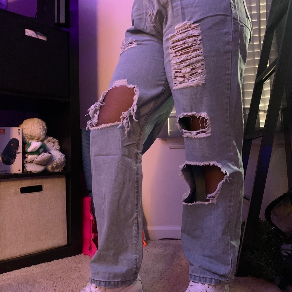 Ripped highwaisted boyfriend jeans